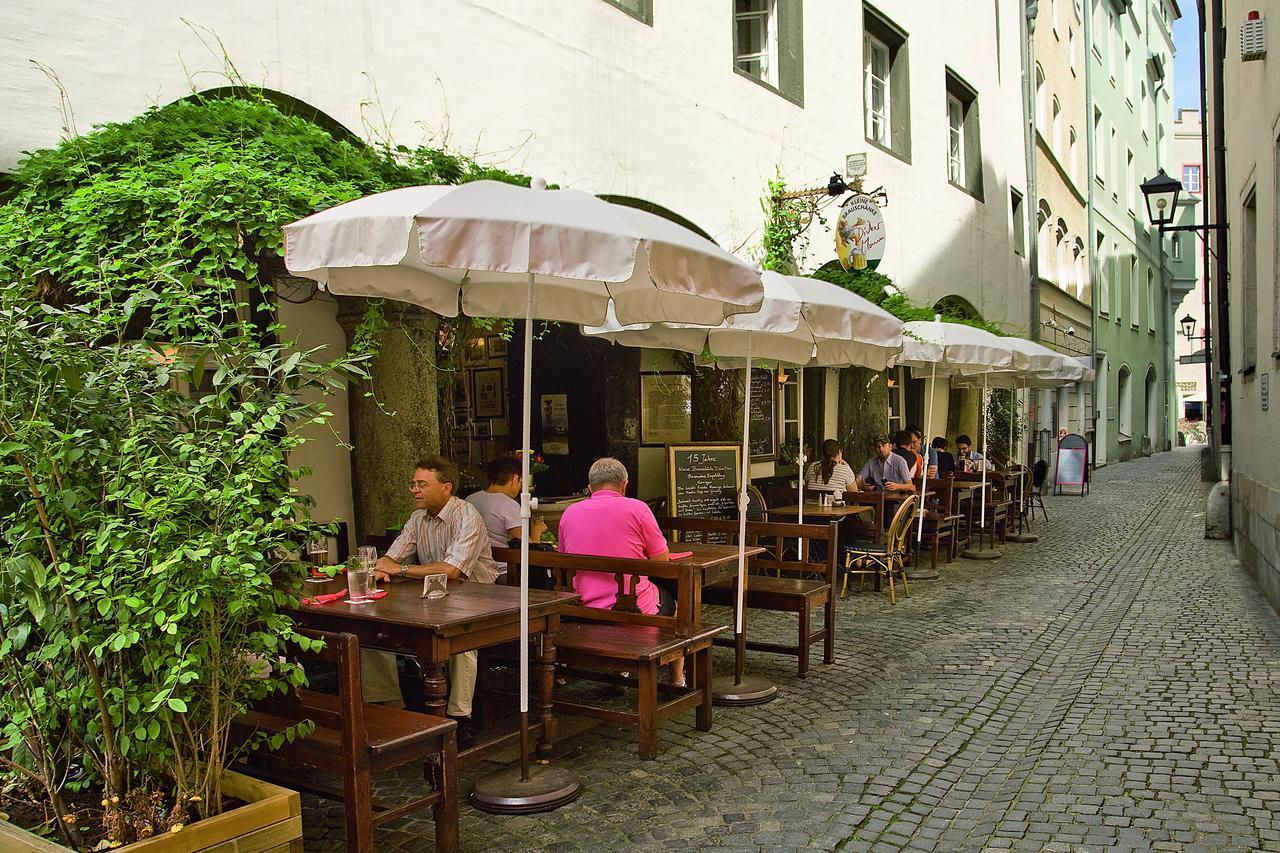 Restaurant Dicker Mann Hotel Zum Blauen Krebs Regensburg Exterior photo